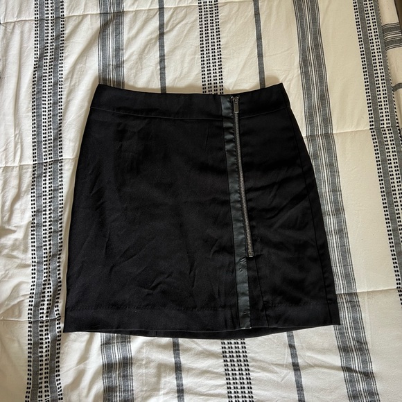 Black mini skirt - Picture 1 of 3
